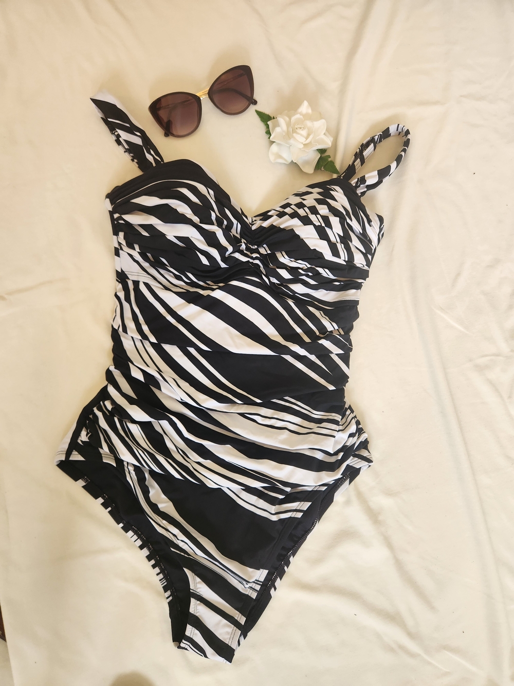 🩱Black & White Striped One-Piece Swimsuit -  Sz M Classic Fit